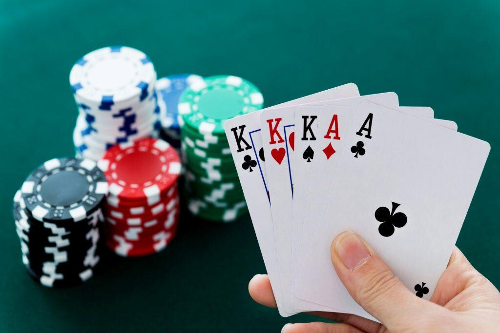Top 4 game đánh bài đổi tiền thật ăn khách nhất hiện nay 4 Game bài phỏm được anh em trên toàn thế giới yêu thích